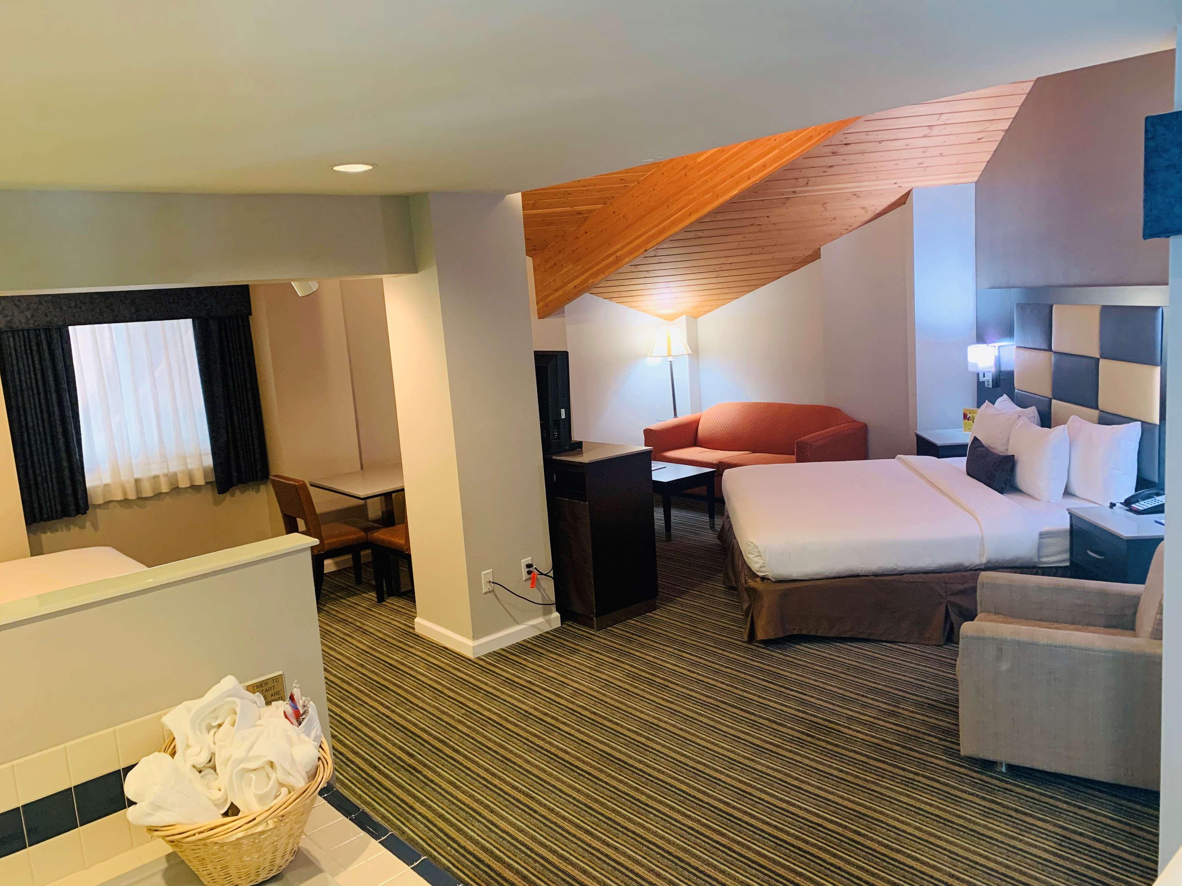 Surestay Plus Hotel By Best Western Redding Bilik gambar