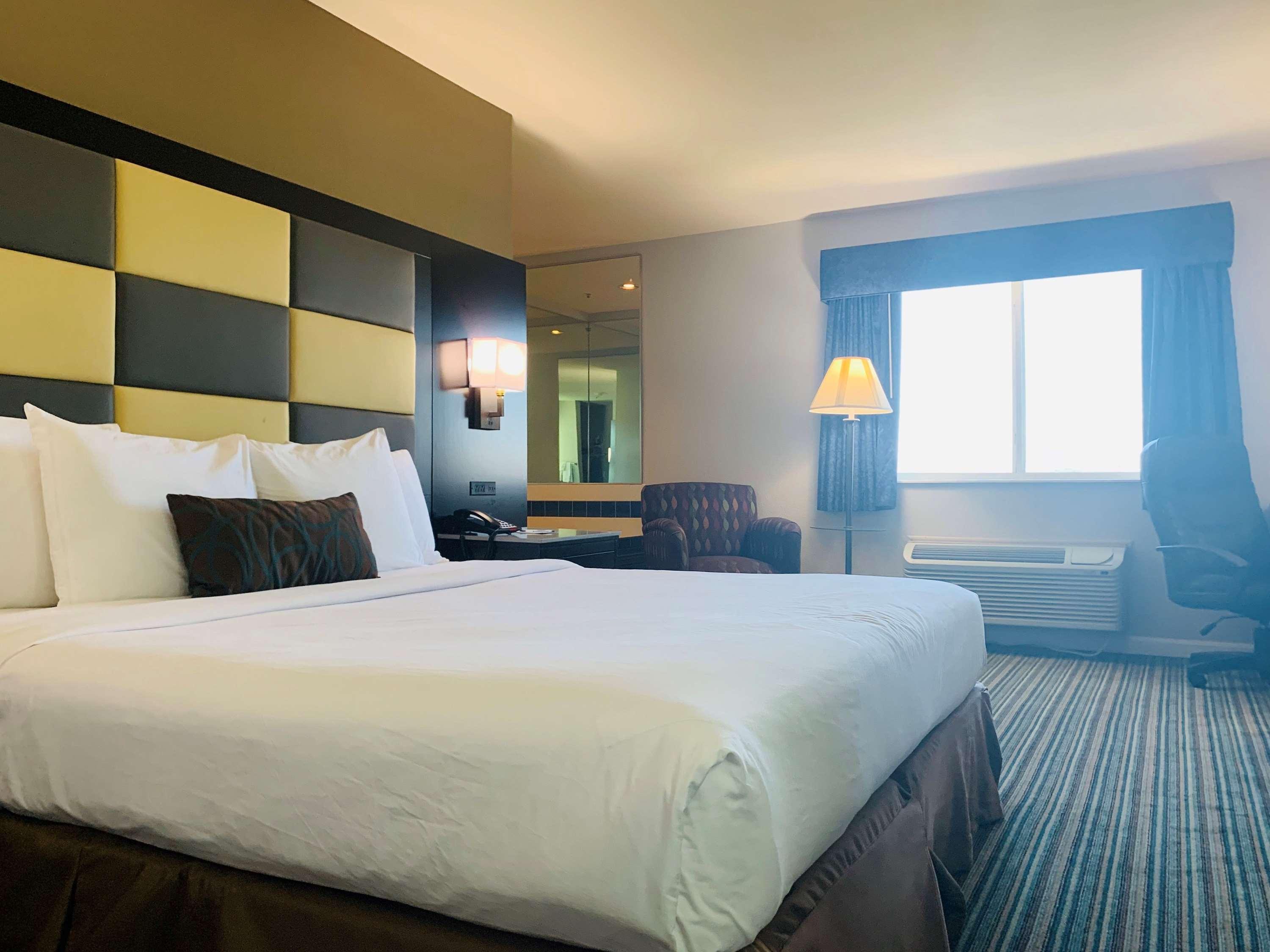 Surestay Plus Hotel By Best Western Redding Bilik gambar
